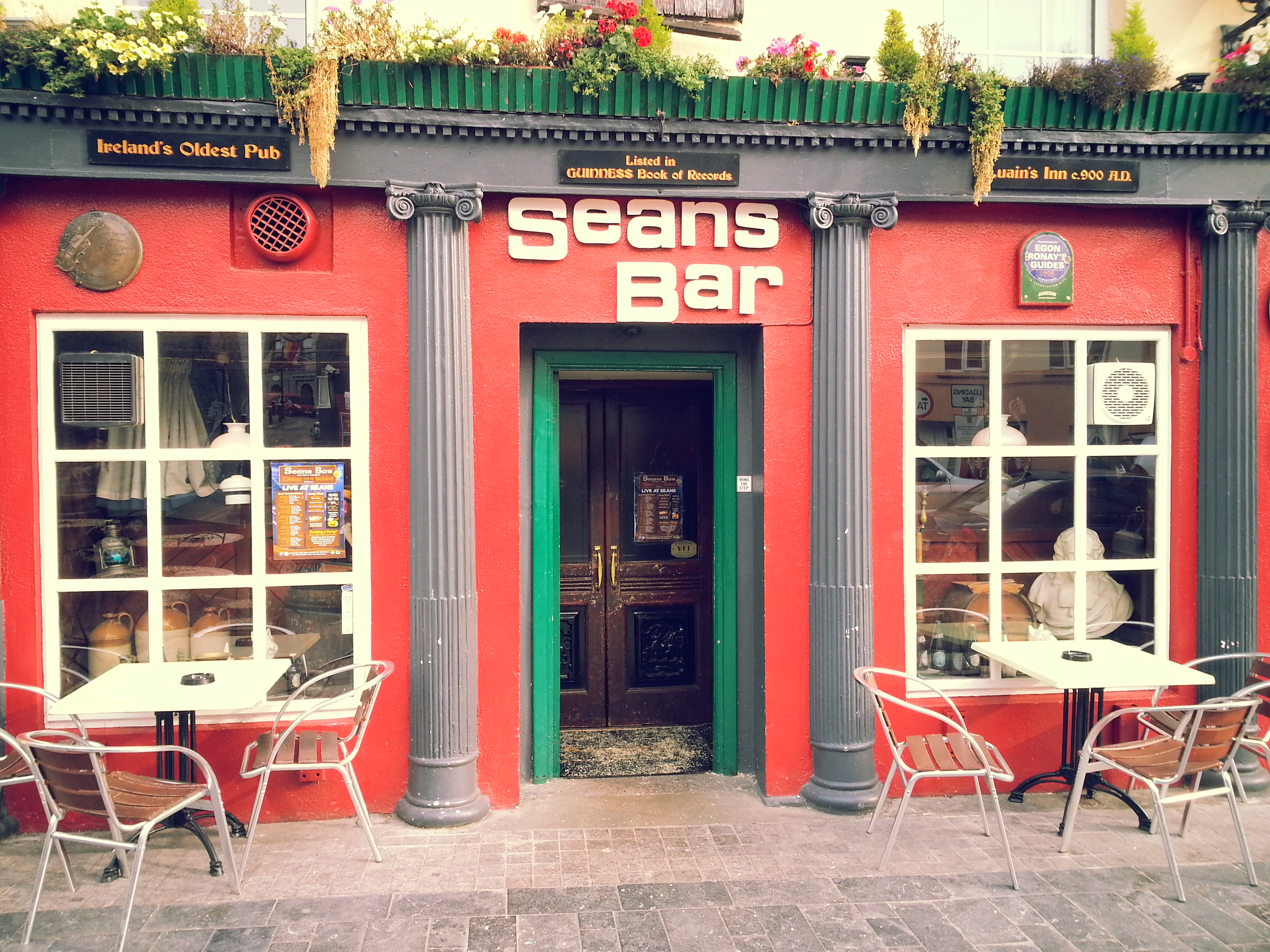 Шон паб. Паб Sean's Bar Ирландия. Seans Bar паб в Ирландии. Паб Шон в Ирландии. Бар Шона: самый старый паб Ирландии.